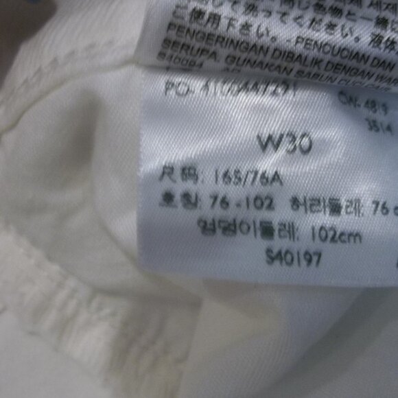 LEVIS WHITE JEAN BERMUDA SHORTS,LADIES SIZE 12 - Picture 5 of 6